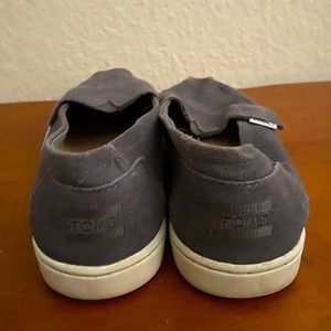 Gray Tom’s shoes/ Youth size 6
